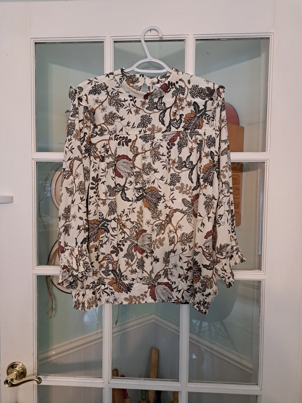 ❤️5/$25❤️Reitmans Cream Floral Button-back Blouse with Earth Tones